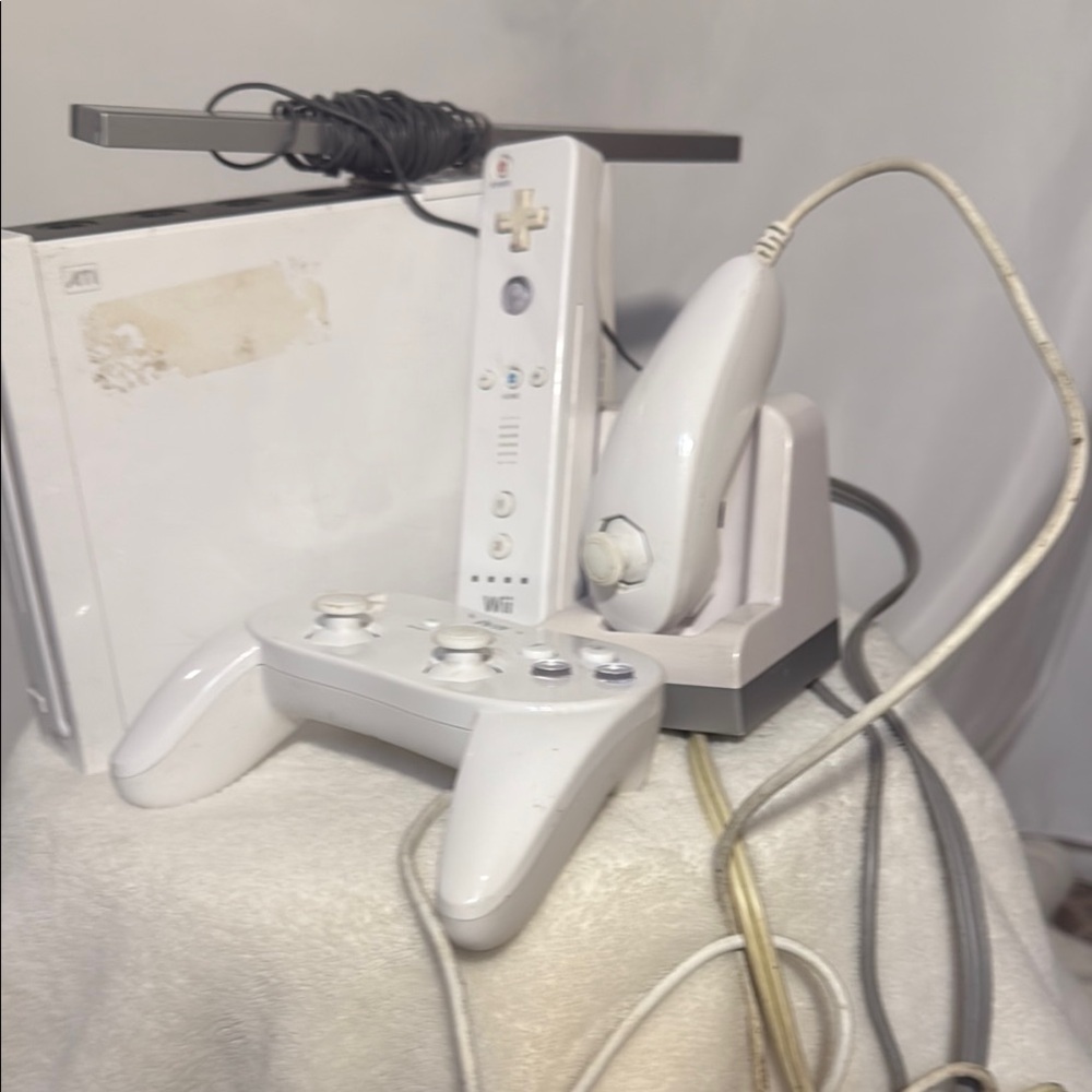 Nintendo White Wii Console with Remote and Zapper